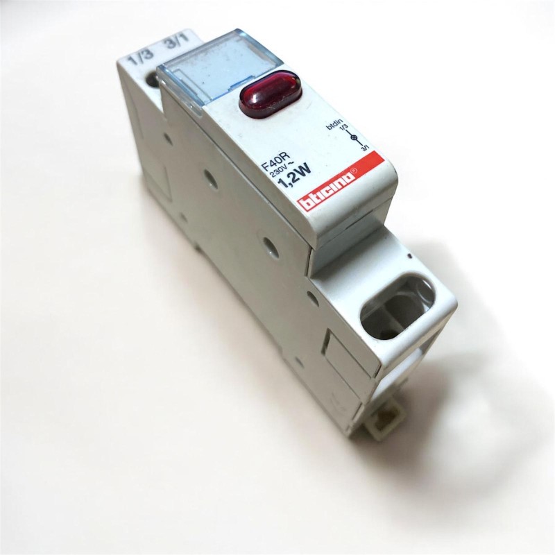 Spia luminosa/portalampada per segnalazione della Bticino, modello F40R.